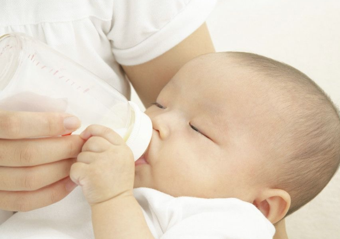夏天寶寶不愛喝奶怎么辦 適當將奶粉沖稀一點