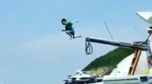 應采兒生日Jasper表演跳海 不愧是山雞哥的兒子太勇敢了