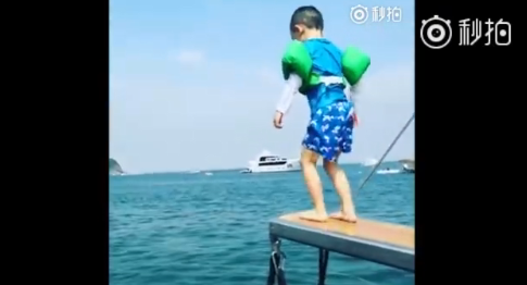 應采兒生日Jasper表演跳海 不愧是山雞哥的兒子太勇敢了