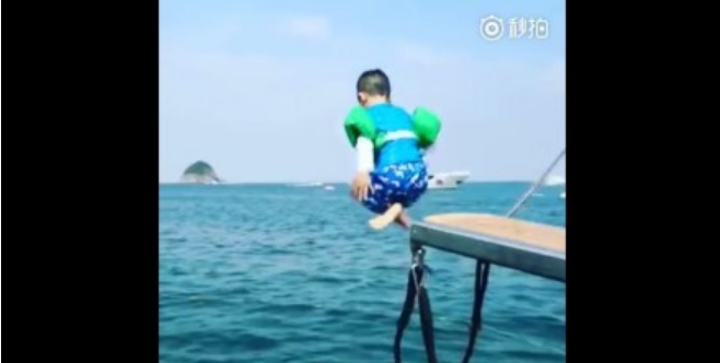 Jasper為給應采兒慶祝生日跳海視頻 Jasper表演跳海為母慶生 Jasper為給應采兒慶祝生日跳海視頻 Jasper表演跳海為母慶生