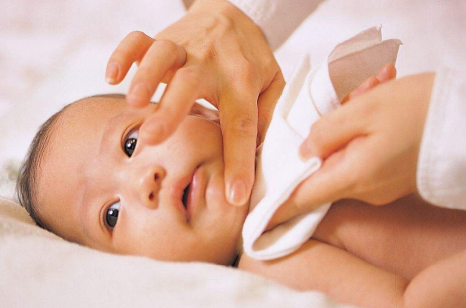 桃子水治痱子嗎 寶寶長痱子用桃子水好不好