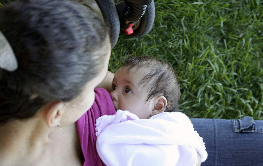 產后媽媽為什么會漏奶 哺乳期漏奶奶水會變少嗎