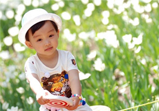 對(duì)中暑孩子怎樣進(jìn)行降溫 夏天孩子中暑緊急處理辦法