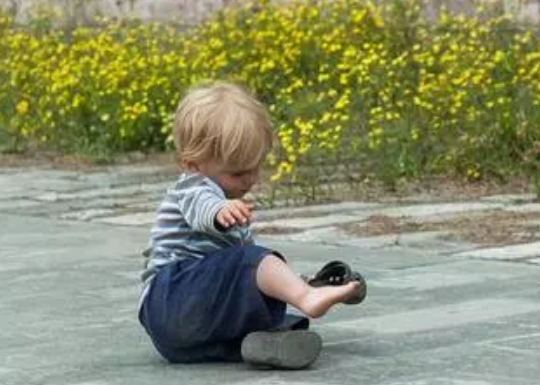 小孩睡覺摔下去檢查哪些部位 小孩睡覺怎么預防摔下去