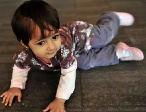 小孩睡覺摔下去檢查哪些部位 小孩睡覺怎么預防摔下去