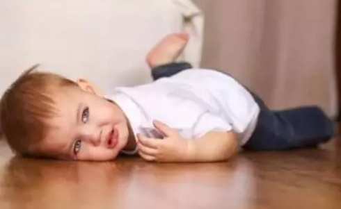 小孩睡覺摔下去檢查哪些部位 小孩睡覺怎么預防摔下去