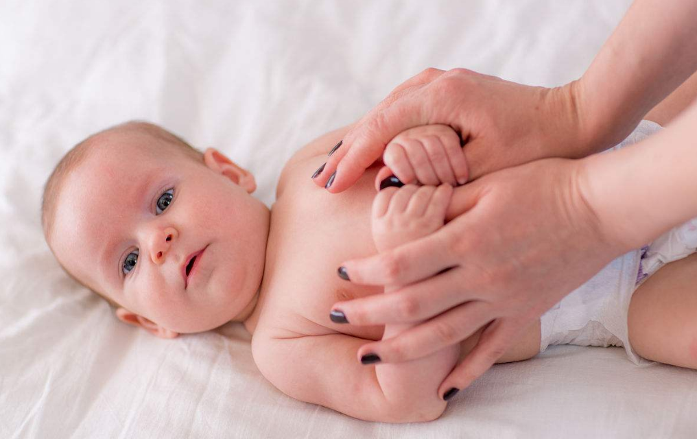 嬰兒撫摸與小兒按摩推拿一樣嗎 嬰兒撫觸按摩手法教程