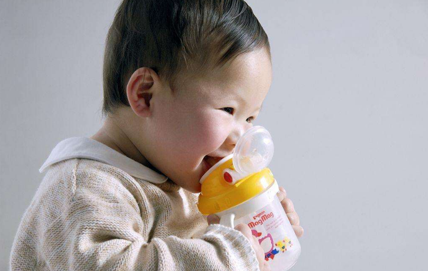 夏天可以給六個月大的寶寶喂水嗎 夏天六個月大寶寶喝水會怎么樣2018