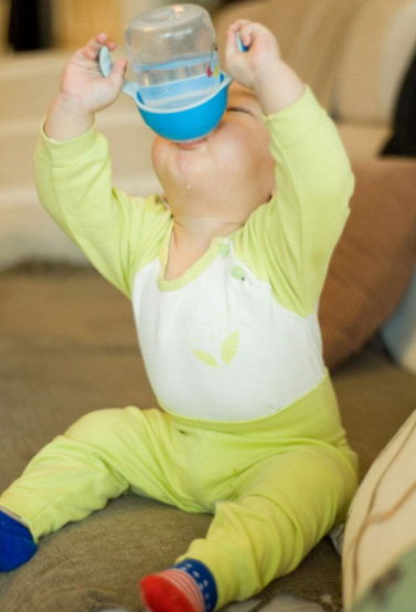 夏天可以給六個月大的寶寶喂水嗎 夏天六個月大寶寶喝水會怎么樣2018