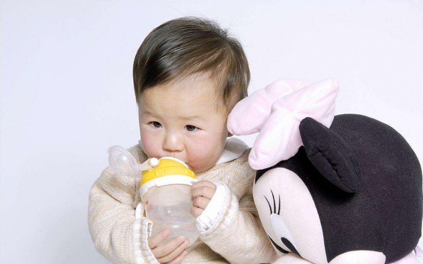 夏天可以給六個月大的寶寶喂水嗎 夏天六個月大寶寶喝水會怎么樣2018