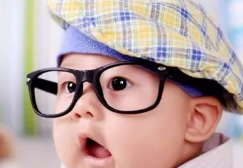 小孩不到6歲能帶太陽鏡嗎 孩子六歲前戴太陽鏡會(huì)影響視力發(fā)育嗎