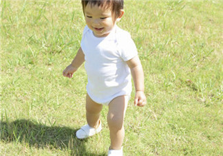 寶寶走路外八字怎么辦 1~2歲走路八字腳無需太擔心
