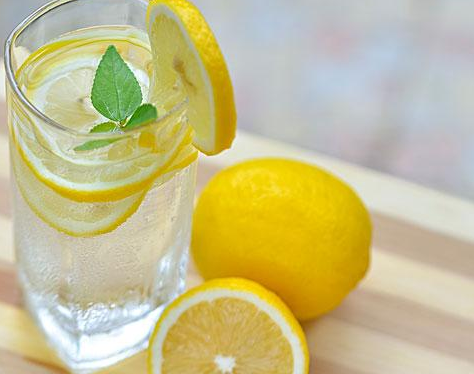 檸檬片泡水可以祛斑是真的嗎 檸檬片有一定淡化斑點的效果 檸檬片泡水可以祛斑是真的嗎 檸檬片有一定淡化斑點的效果