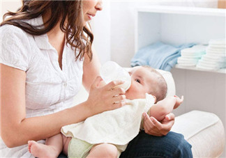 胸小就奶水少嗎 判斷奶水不足的標準是什么