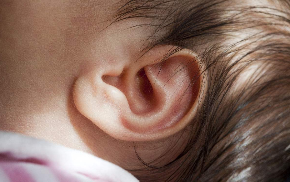 如何護理新生寶寶的耳朵 新生寶寶有耳垢怎么弄掉2018