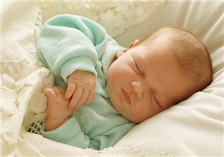 新生兒為什么抱著就睡放下就醒 寶寶抱著就睡放下就醒怎么辦 