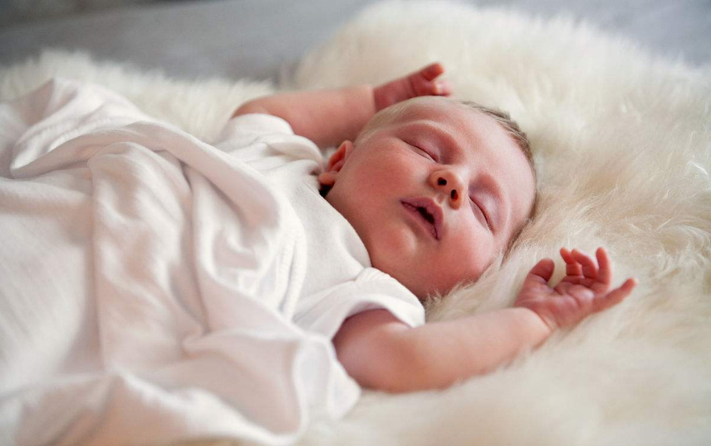 新生兒為什么抱著就睡放下就醒 寶寶抱著就睡放下就醒怎么辦 