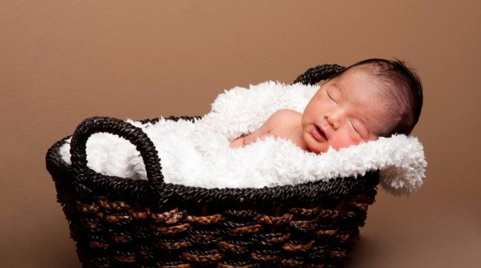 新生兒為什么抱著就睡放下就醒 寶寶抱著就睡放下就醒怎么辦 