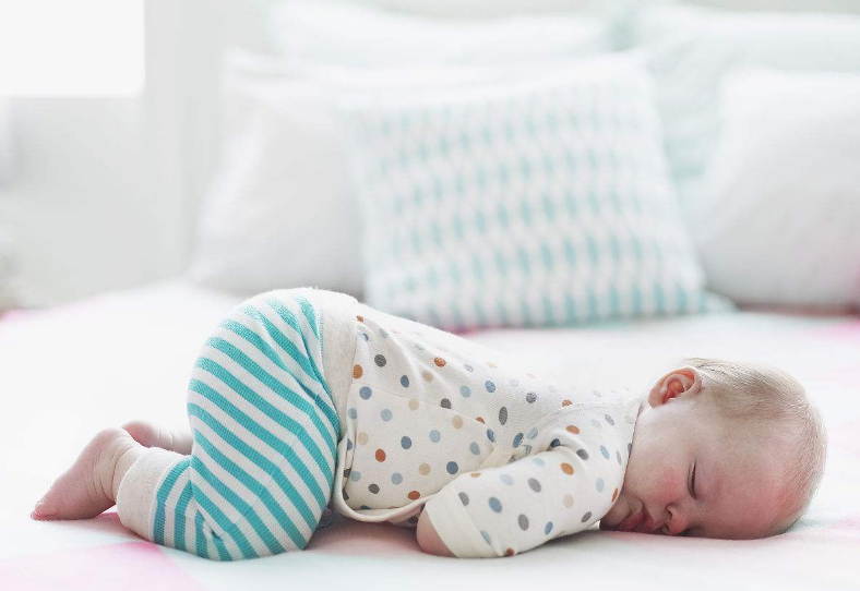 新生兒為什么抱著就睡放下就醒 寶寶抱著就睡放下就醒怎么辦 