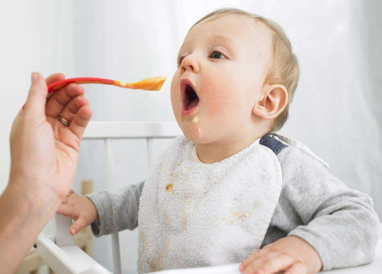 4~6個月寶寶輔食添加要注意什么 4~6個月寶寶輔食添加注意事項(xiàng)