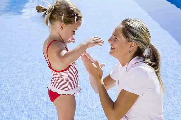 寶寶夏天曬傷了怎么辦 先緩解寶寶皮膚的灼熱感和疼痛感