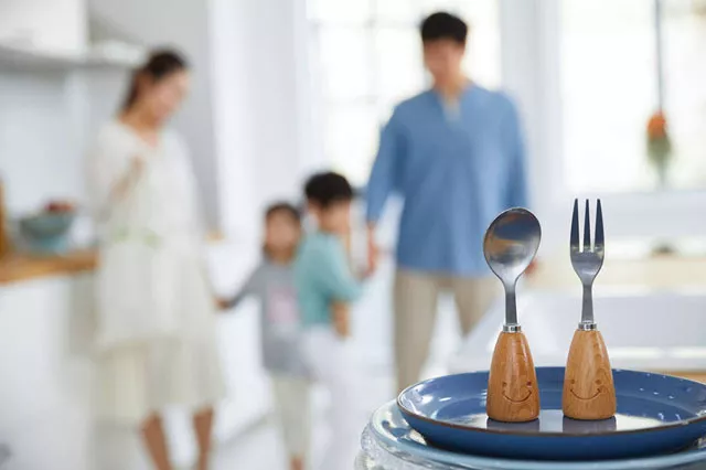 什么時(shí)候給孩子使用獨(dú)立餐具比較好 給孩子使用餐具最佳時(shí)間2018