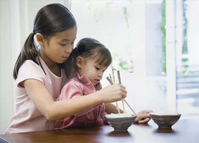 什么時(shí)候給孩子使用獨(dú)立餐具比較好 給孩子使用餐具最佳時(shí)間2018