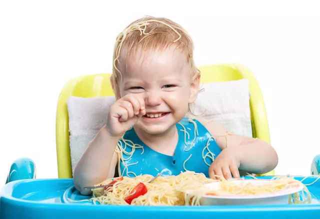 什么時(shí)候給孩子使用獨(dú)立餐具比較好 給孩子使用餐具最佳時(shí)間2018