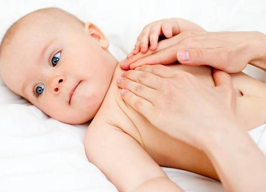 寶寶夏天出汗多怎么護(hù)理 白開(kāi)水是最佳的補(bǔ)水飲料 寶寶夏天出汗多怎么護(hù)理 白開(kāi)水是最佳的補(bǔ)水飲料