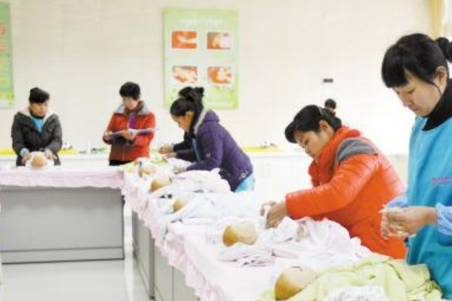 月嫂和育嬰師哪一個(gè)更累2018 月嫂和育嬰師工作強(qiáng)度對(duì)比 月嫂和育嬰師哪一個(gè)更累2018 月嫂和育嬰師工作強(qiáng)度對(duì)比