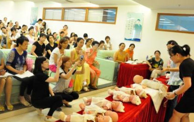 月嫂和育嬰師哪一個(gè)更累2018 月嫂和育嬰師工作強(qiáng)度對(duì)比 月嫂和育嬰師哪一個(gè)更累2018 月嫂和育嬰師工作強(qiáng)度對(duì)比