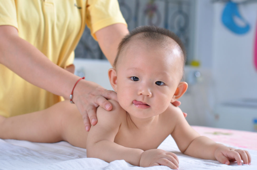 育嬰師和月嫂有什么區(qū)別 育嬰師好還是月嫂好