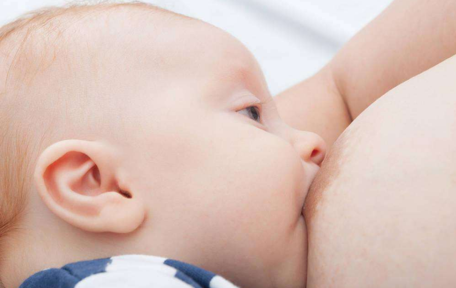 寶寶吃了阿奇霉素還能喂母乳嗎 寶寶咳嗽感冒了還能不能吃母乳