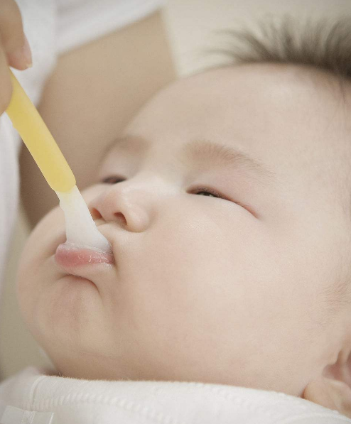 寶寶吃了阿奇霉素還能喂母乳嗎 寶寶咳嗽感冒了還能不能吃母乳