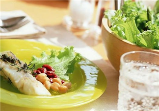 坐月子營養(yǎng)補(bǔ)充多少才合適 看產(chǎn)婦的體重和健康狀況