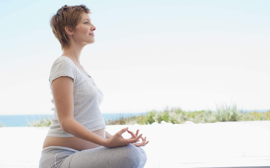 適合孕中期的瑜伽步驟 懷孕中期做瑜伽需要注意什么