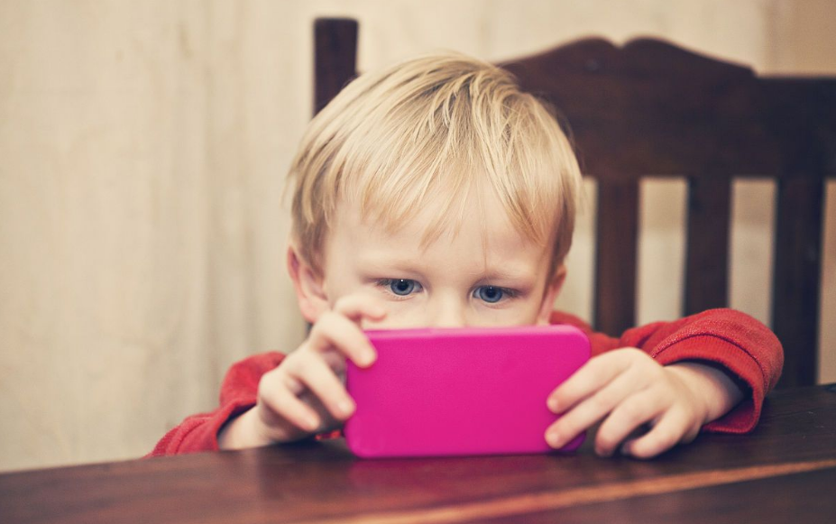 暑假孩子玩手機(jī)的時(shí)間太長怎么辦 孩子玩手機(jī)怎么管2018