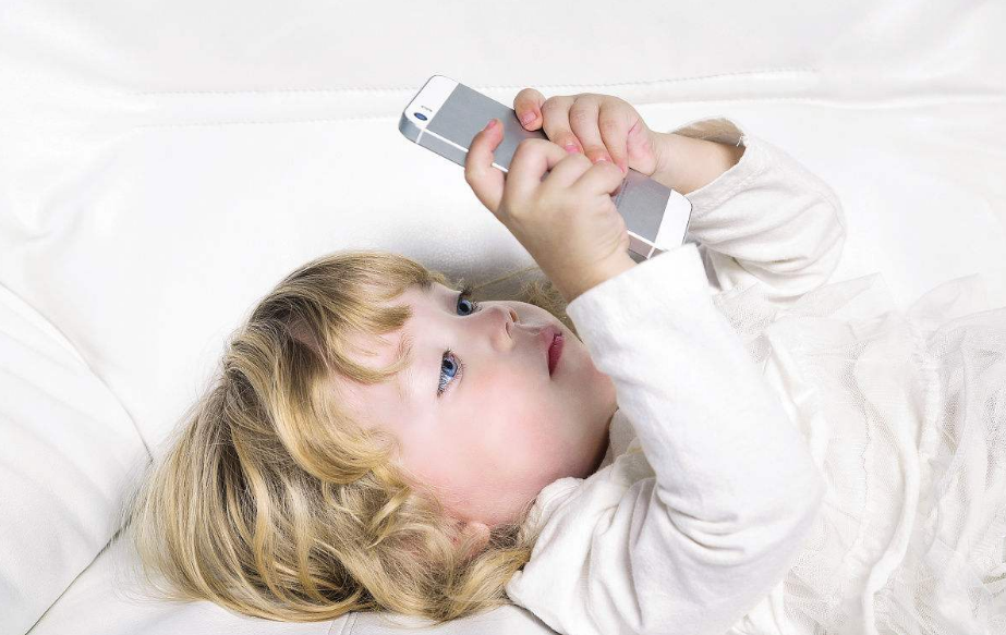 暑假孩子玩手機(jī)的時(shí)間太長怎么辦 孩子玩手機(jī)怎么管2018