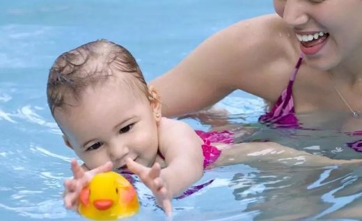 夏天寶寶游泳去哪合適2018 寶寶游泳館選擇注意什么