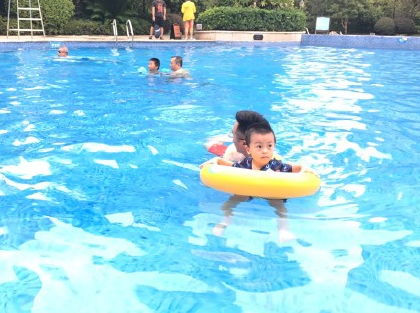 嬰兒游泳的開心句子2018 曬寶寶游泳開心的心情說說