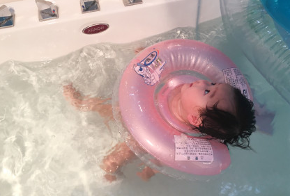 嬰兒游泳的開心句子2018 曬寶寶游泳開心的心情說說