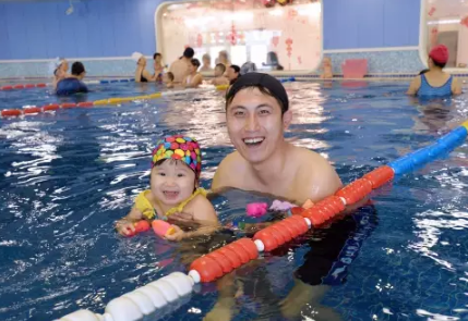 曬嬰兒游泳的說說2018 寶寶游泳快樂的句子心情