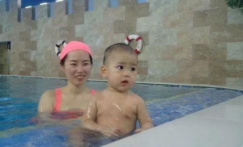 帶小孩游泳怎么發朋友圈 曬關于嬰兒游泳的心情句子