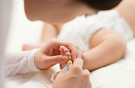 新生兒多大可以剪指甲 新生兒剪指甲正確方法圖解2018