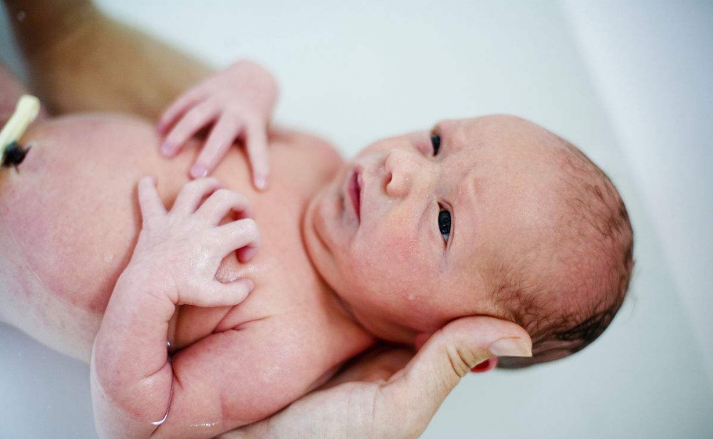 新生兒第一次洗澡怎么洗 新生嬰兒如何用海綿洗澡