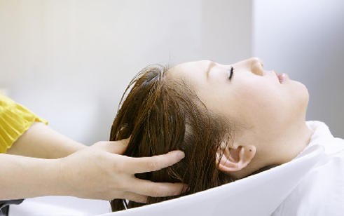 坐月子洗頭頭疼怎么辦 坐月子新媽媽正確洗頭方法2018