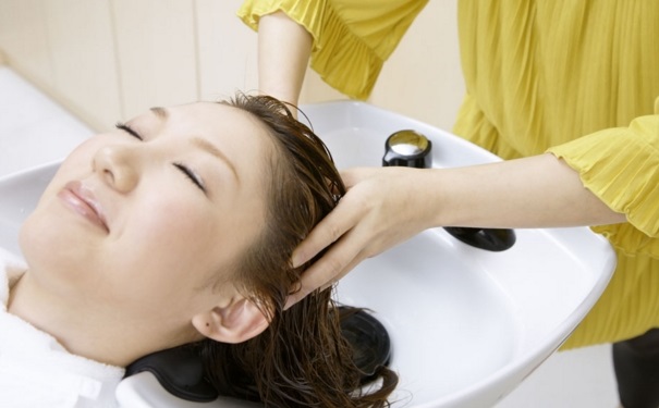坐月子洗頭頭疼怎么辦 坐月子新媽媽正確洗頭方法2018