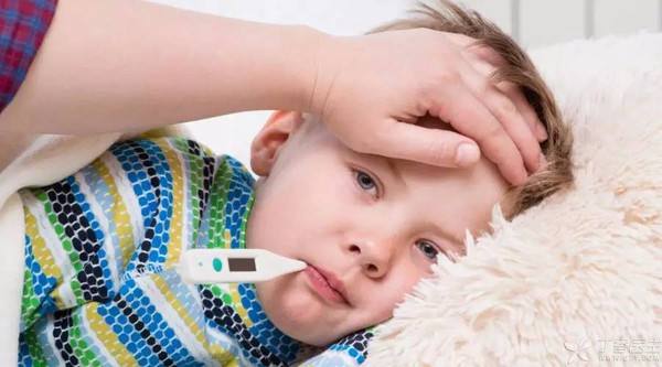 夏天寶寶發(fā)燒可以開空調(diào)嗎 注意空調(diào)溫度和孩子體溫的變化 夏天寶寶發(fā)燒可以開空調(diào)嗎 注意空調(diào)溫度和孩子體溫的變化