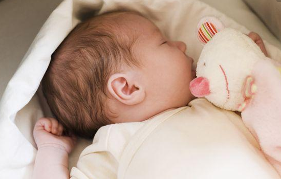 寶寶夏天睡覺可以開空調嗎 夏天寶寶晚上睡覺時穿什么2018