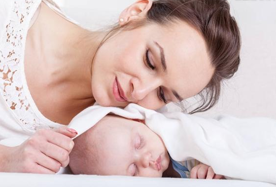 寶寶夏天睡覺可以開空調嗎 夏天寶寶晚上睡覺時穿什么2018